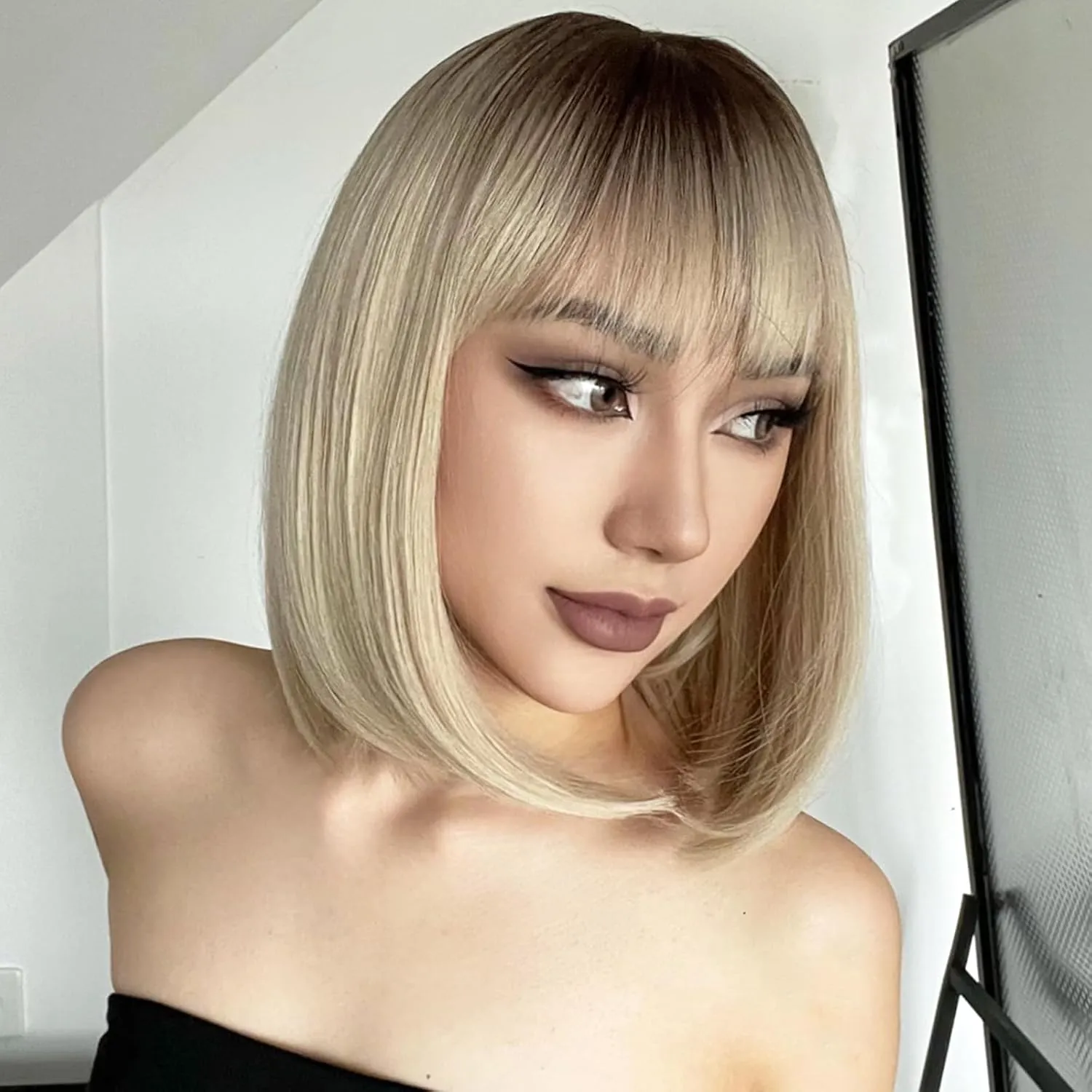 AISI BEAUTY Blonde Bob Wig with Bangs Short Straight Bob Wigs for Women 12 Inch Synthetic Straight Hair Wig for Girl Cosplay Party Wear(Blonde with Dark Roots)