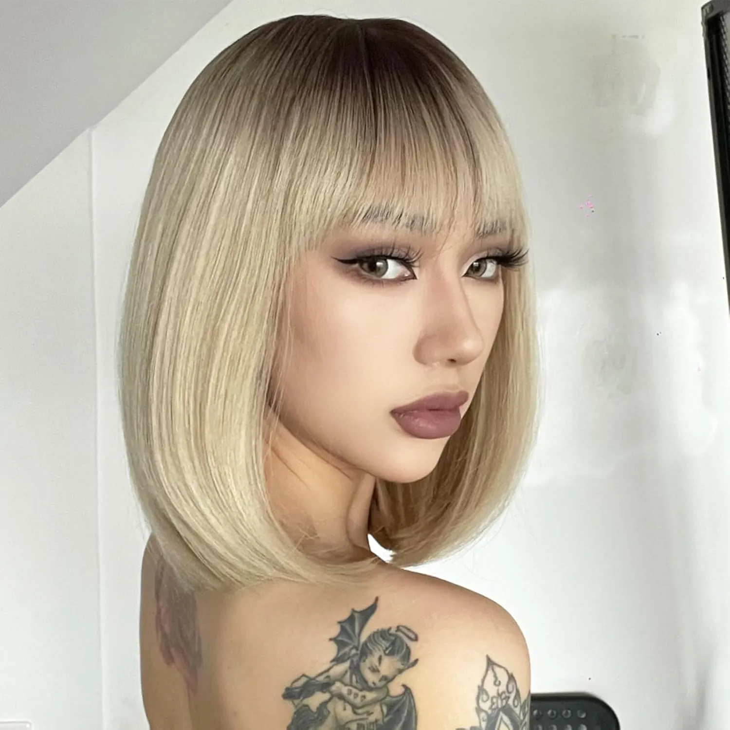 AISI BEAUTY Blonde Bob Wig with Bangs Short Straight Bob Wigs for Women 12 Inch Synthetic Straight Hair Wig for Girl Cosplay Party Wear(Blonde with Dark Roots)