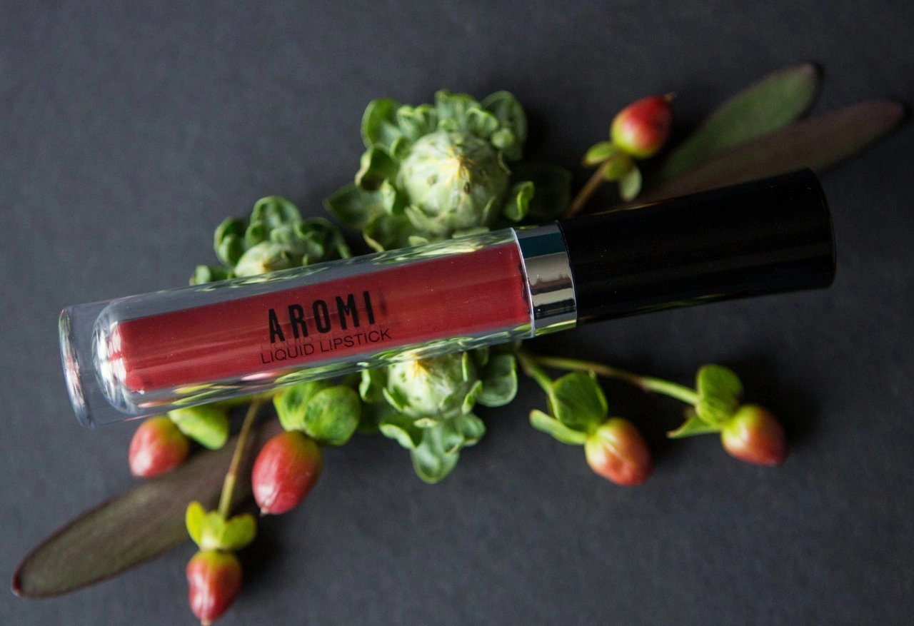 Aromi True Maroon Matte Liquid Lipstick | Dark Red Lip Color with Warm Undertones, Bordeaux Lipstick, Vegan, Cruelty-free, Long-wear, Waterproof (Rich Rosewood)