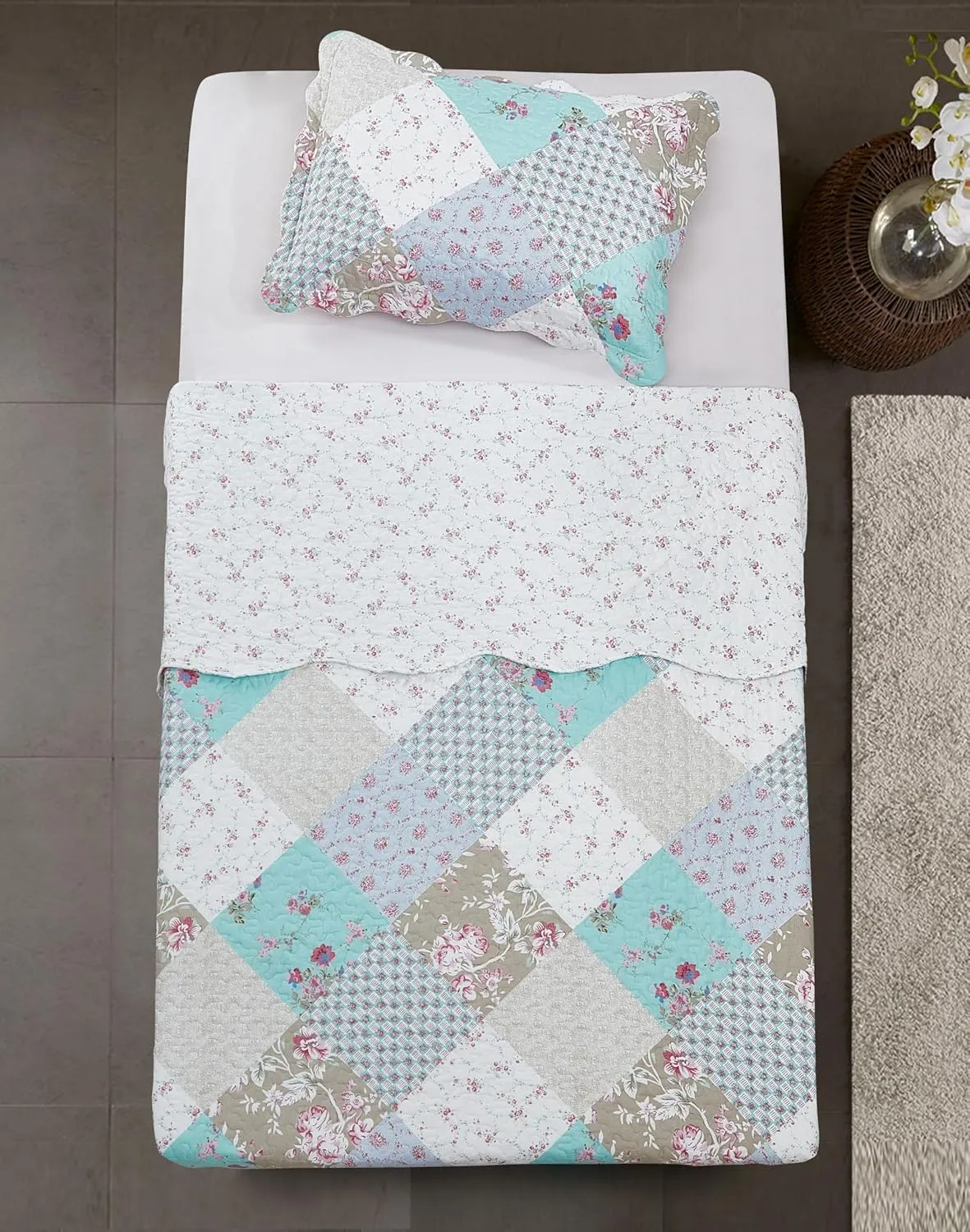 Brilliant Sunshine Blue and Green Rose Quilt Set, 2-Piece Bedding Sets with 1 Sham, Patchwork Design, Washable and Reversible Bedspread, Soft Lightweight Coverlet, All-Season, Twin/Twin XL