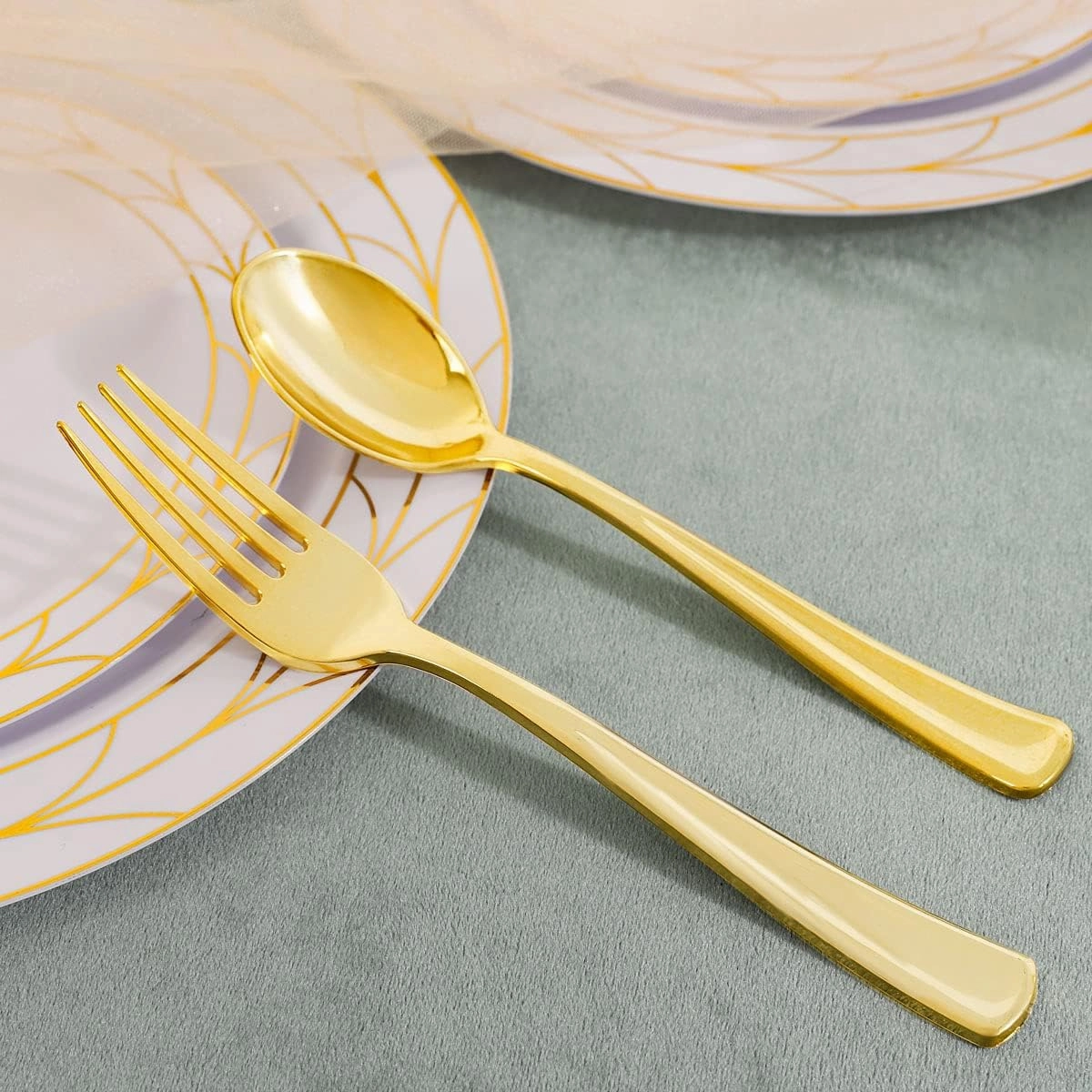COLOSUS 175pcs Disposable Gold Plastic Party Plates and Silverware set Include Plastic Dinner Plate/Dessert Plate/Gold Silverware/Cup/Napkins 25pcs of each, party Dinnerware Set for 25guests.