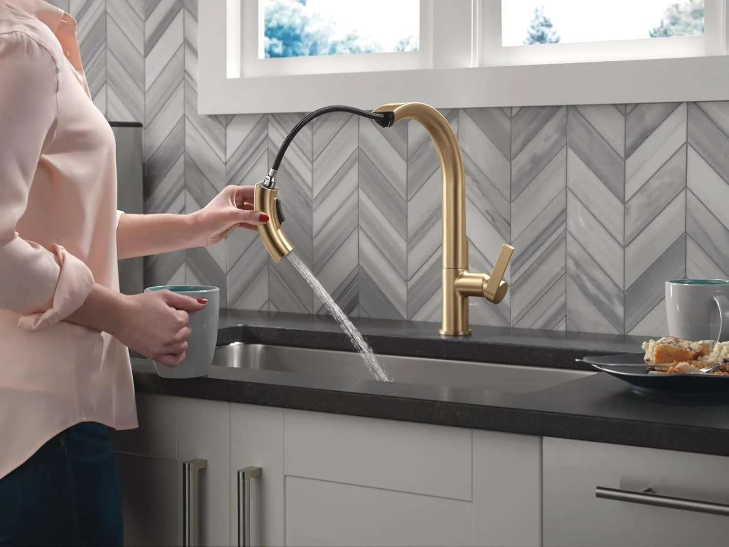Delta Faucet Keele Kitchen Faucet with Pull Down Sprayer, Champagne Gold Kitchen Sink Faucet, Modern Kitchen Faucet, Sprayer, Single Hole, Champagne Bronze 19824LF-CZ