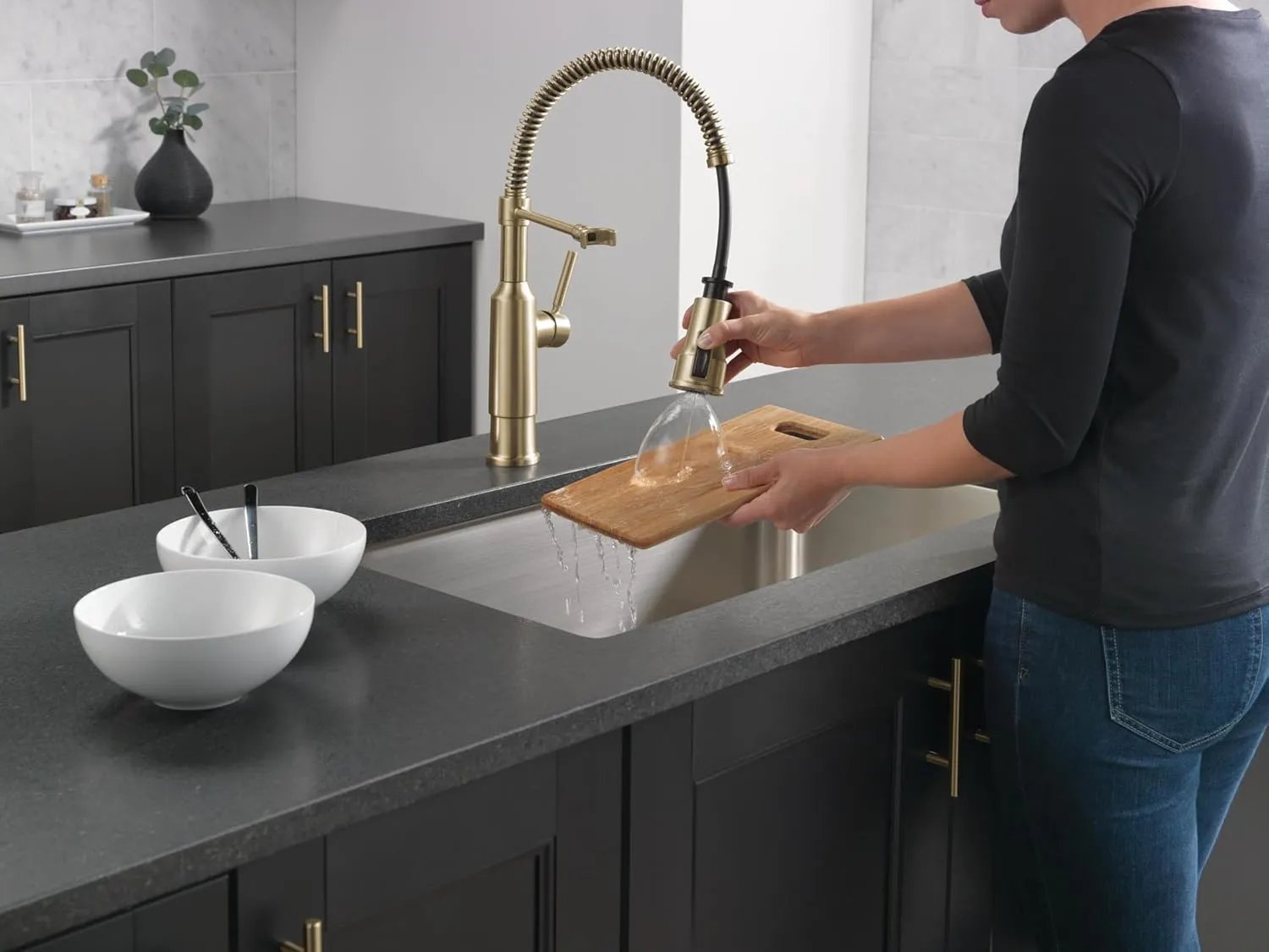 Delta Faucet Theodora Pro Commercial Style Kitchen Faucet with Pull Down Sprayer, Gold Spring Single Hole Kitchen Sink Faucet, Champagne Bronze 18804Z-CZ-DST