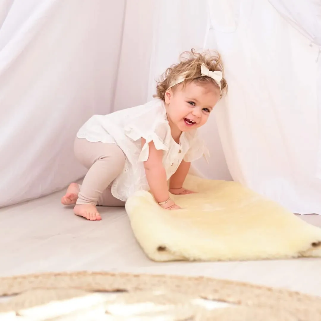 HUAHOO Premium Baby Sheepskin Rug Babycare Nursery Rug 100% Natural Lambskin Blanket Short-Shorn Wool Sleep Pad Medical Sheepskin Hospital Bed Mattress Topper (Beige, Single Pelt 2.5ft x 3.5ft)