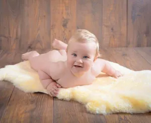 HUAHOO Premium Baby Sheepskin Rug Babycare Nursery Rug 100% Natural Lambskin Blanket Short-Shorn Wool Sleep Pad Medical Sheepskin Hospital Bed Mattress Topper (Beige, Single Pelt 2.5ft x 3.5ft)