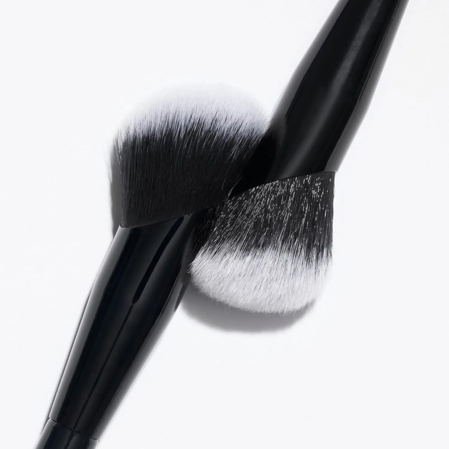 LAURA GELLER NEW YORK Angled Precision Concealer Brush