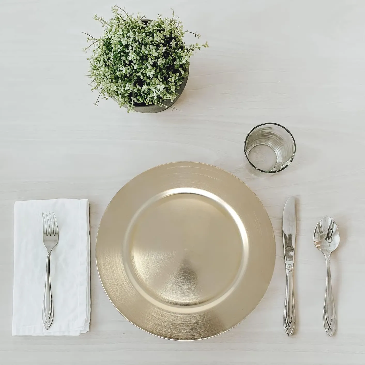 Metallic Foil Charger Plates - Set of 6 - Made of Thick Plastic - Gold