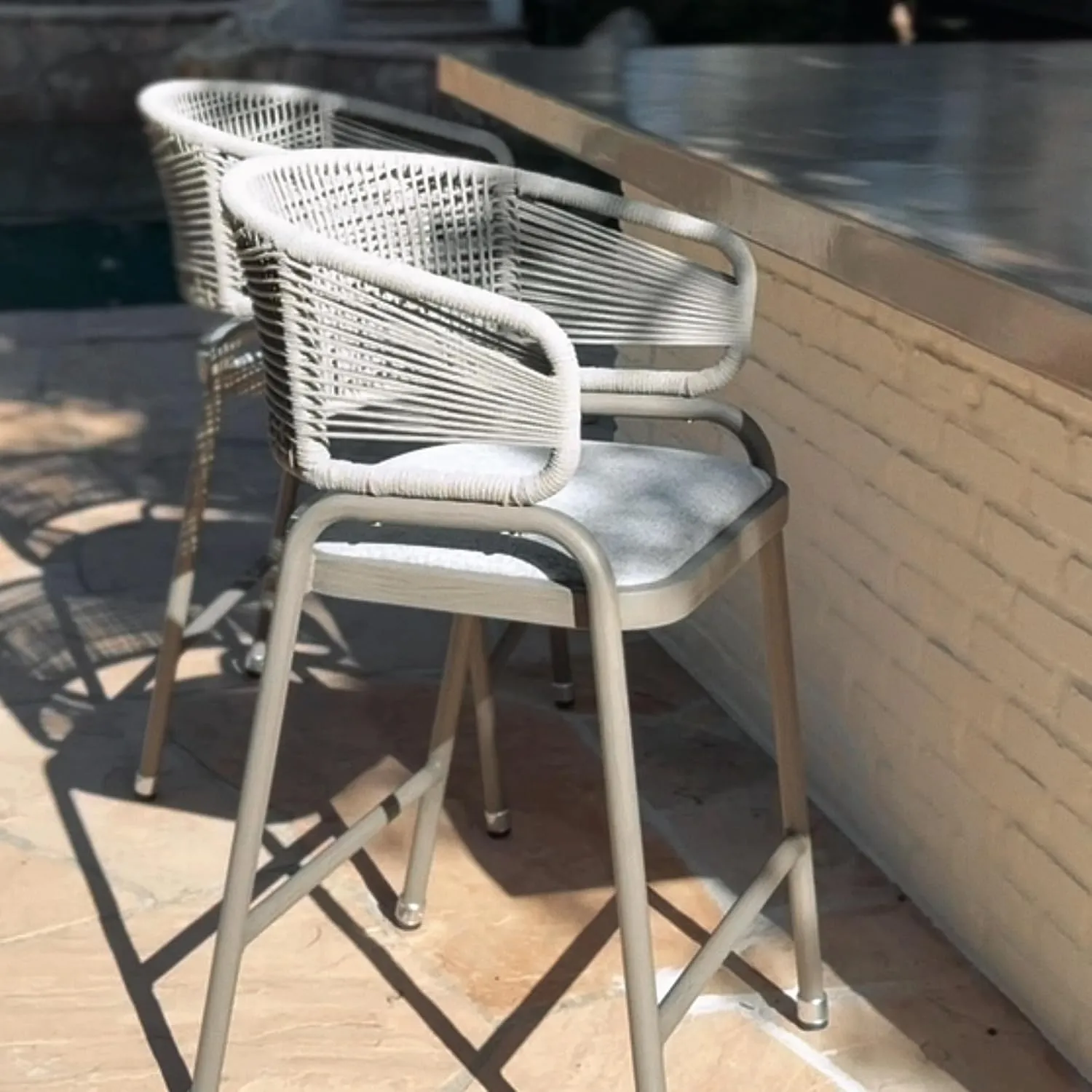 PURPLE LEAF Outdoor 26 Inch Rattan Counter Height Bar Stools Set of 2 Modern Patio Metal Wicker Aluminum Woven Counter Bar Chairs with Wraparound Back with Armrest for Kitchen Garden Indoor Champagne