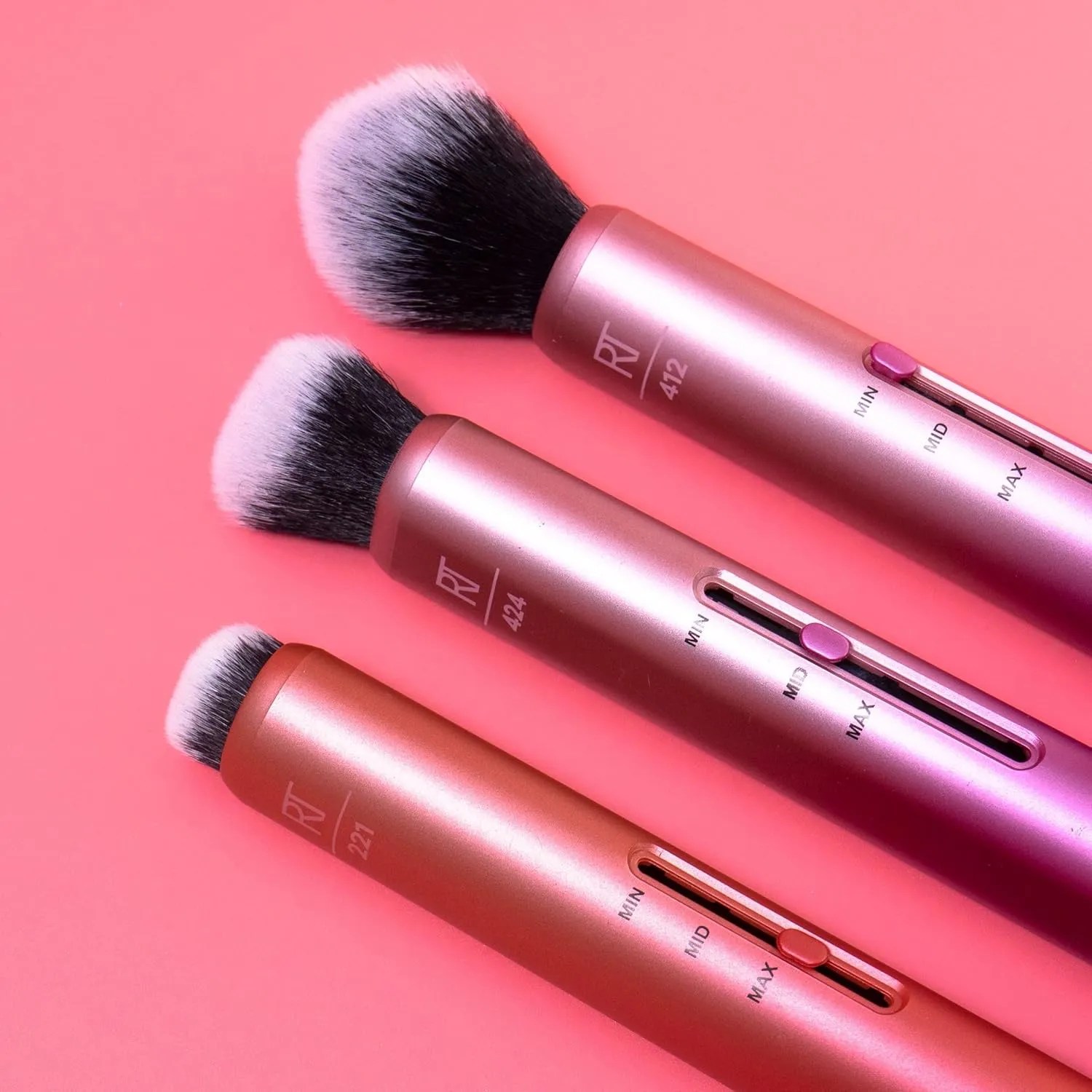 Real Techniques Custom Complexion Foundation 3-in-1 Brush, Custom Slide For Foundation & Concealer, 3 Settings For Sheer, Medium, or Focused Application, Travel-Size Kabuki, Cruelty-Free, 1 Count